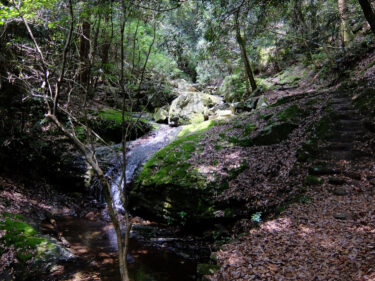 七種山の七山神社前にある七種の滝は落差72ｍ