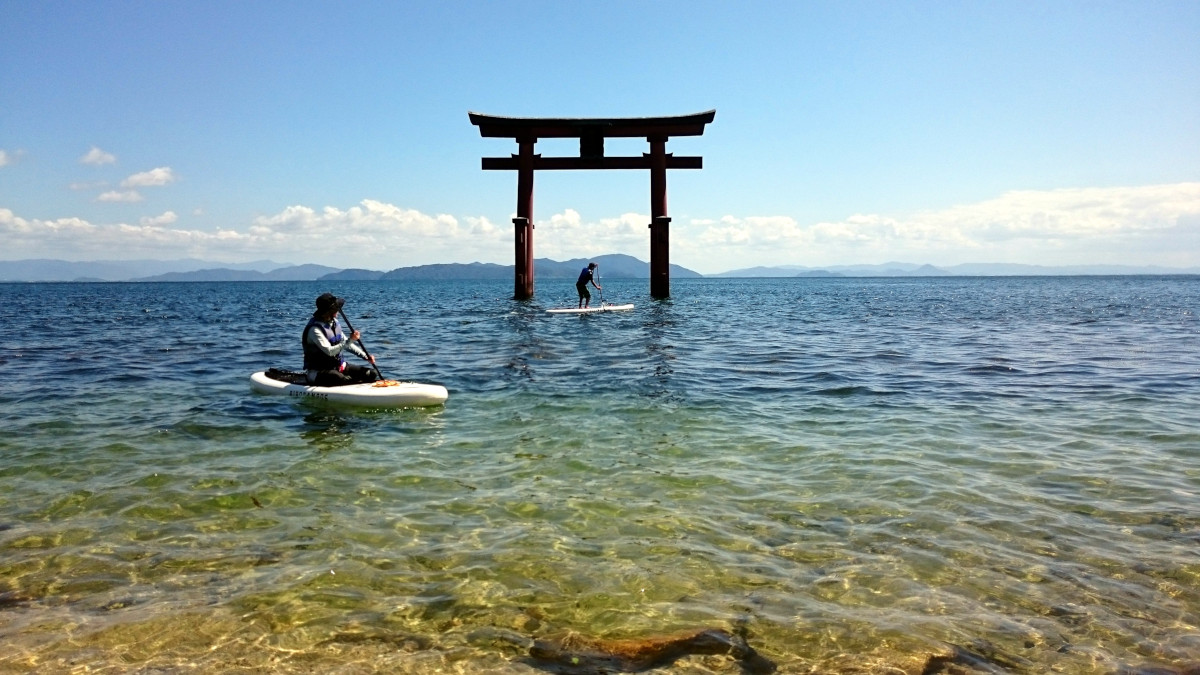 白鬚神社へ参拝し湖中に立つ鳥居を眺めたら十割そばをいただくコース